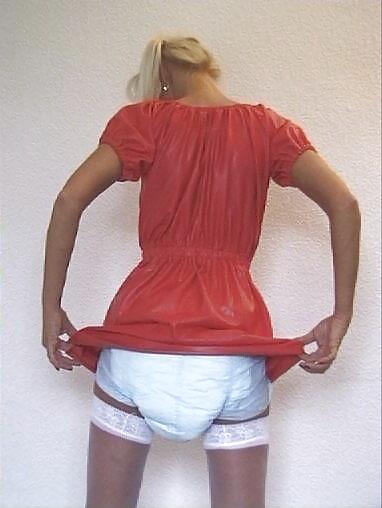 ブロンドの女性がプラスチックのパンツとオムツを履く
 #2706607