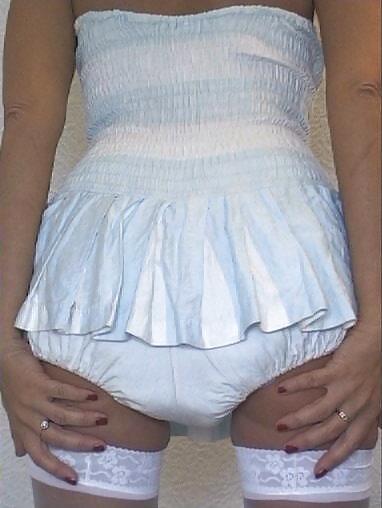 ブロンドの女性がプラスチックのパンツとオムツを履く
 #2706677