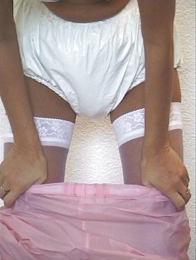 ブロンドの女性がプラスチックのパンツとオムツを履く
 #2706822