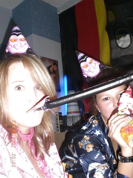 2 Oder Mehr Mädchen In Satin-Pyjama #17543992