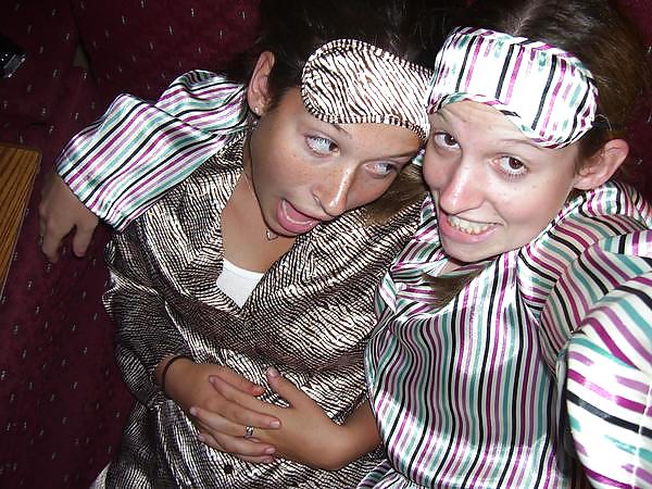 2 Oder Mehr Mädchen In Satin-Pyjama #17544000