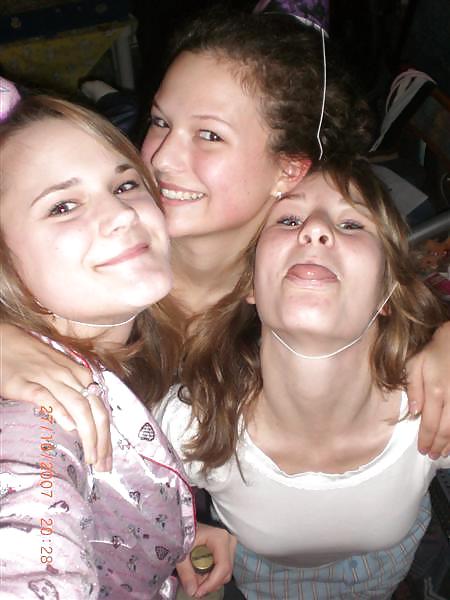 2 Oder Mehr Mädchen In Satin-Pyjama #17544007