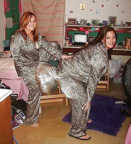 2 Oder Mehr Mädchen In Satin-Pyjama #17544051