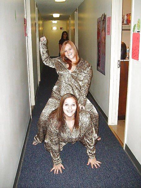 2 Oder Mehr Mädchen In Satin-Pyjama #17544063