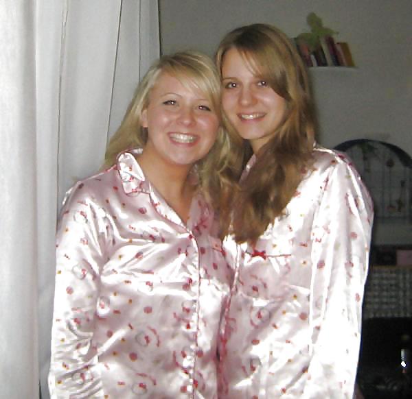 2 Oder Mehr Mädchen In Satin-Pyjama #17544069