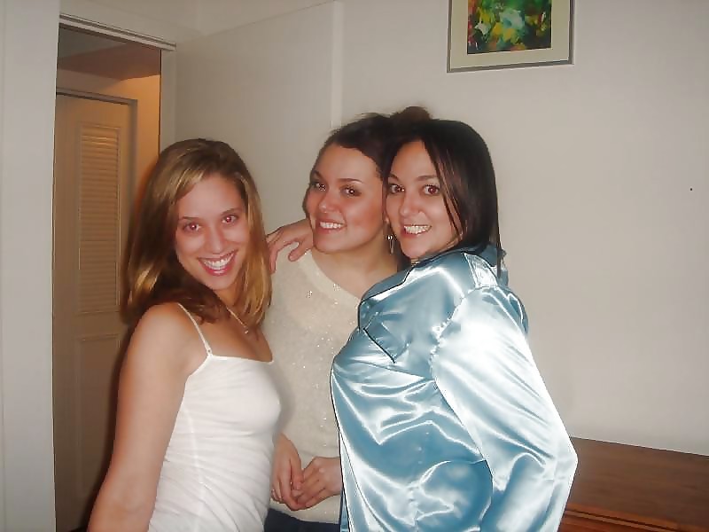 2 Oder Mehr Mädchen In Satin-Pyjama #17544078