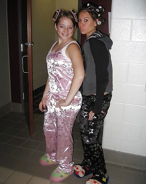 2 Oder Mehr Mädchen In Satin-Pyjama #17544082