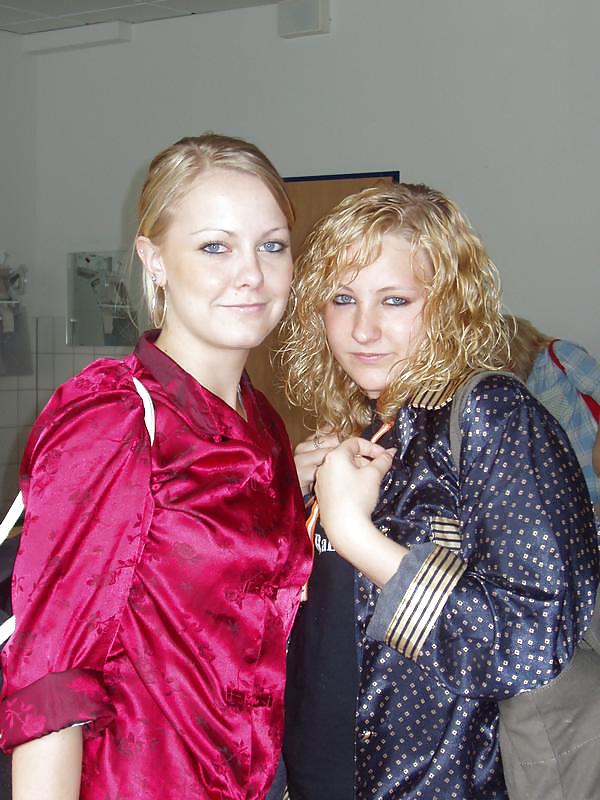 2 Oder Mehr Mädchen In Satin-Pyjama #17544095