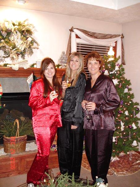 2 Oder Mehr Mädchen In Satin-Pyjama #17544113