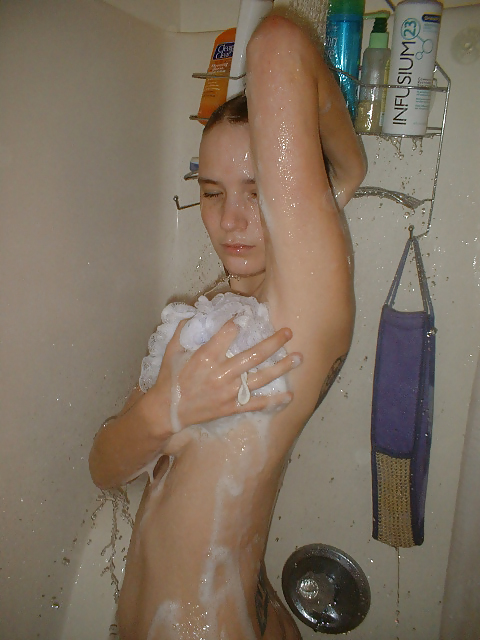 Chica sexy en la ducha
 #3548125