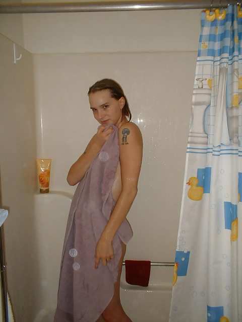 Chica sexy en la ducha
 #3548221