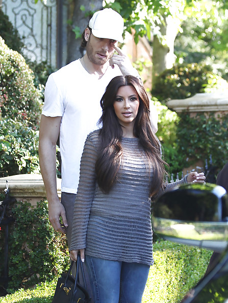 Kim kardashian saliendo de una casa de amigos en los angeles
 #4627445