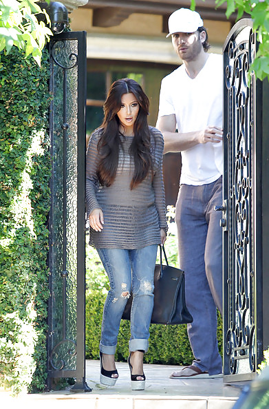 Kim Kardashian Laissant Une Maison D'amis à Los Angeles #4627473
