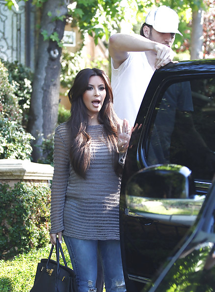 Kim kardashian che lascia una casa di amici a los angeles
 #4627505