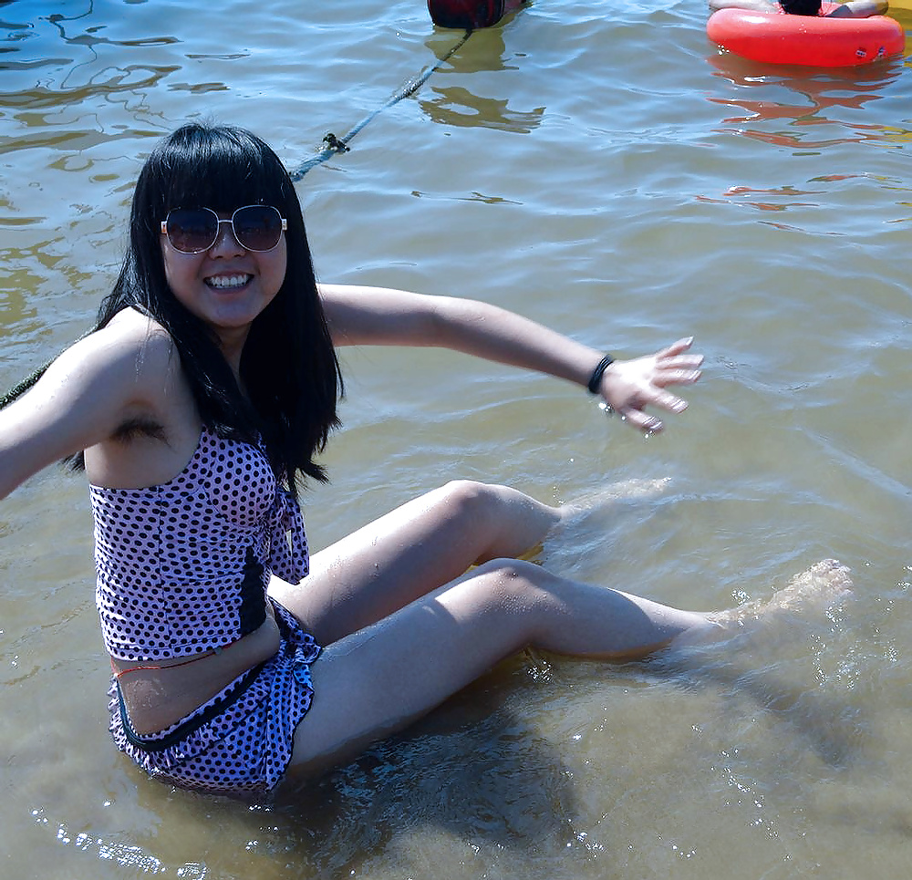 Mi visita a un parque acuático (asiáticas sexy con axilas peludas)
 #21525352