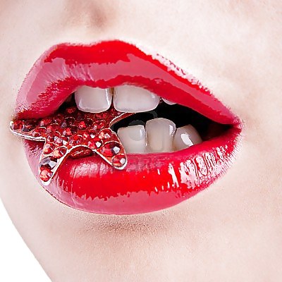 Labios rojos, uñas rojas
 #21513572