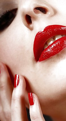 Labios rojos, uñas rojas
 #21513592