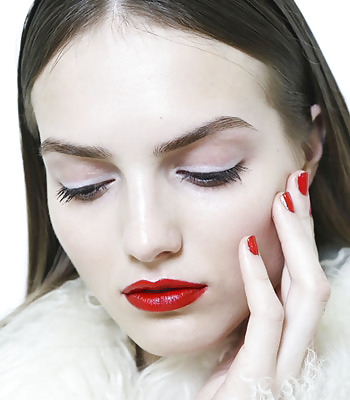 Labios rojos, uñas rojas
 #21513624