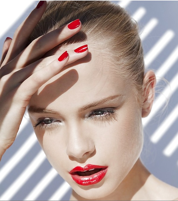 Labios rojos, uñas rojas
 #21513627