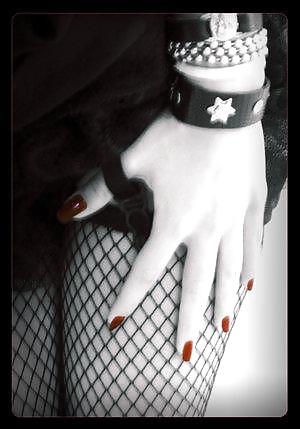 Labios rojos, uñas rojas
 #21513631