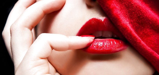 Labios rojos, uñas rojas
 #21513634