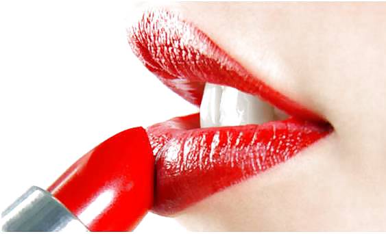 Labios rojos, uñas rojas
 #21513638
