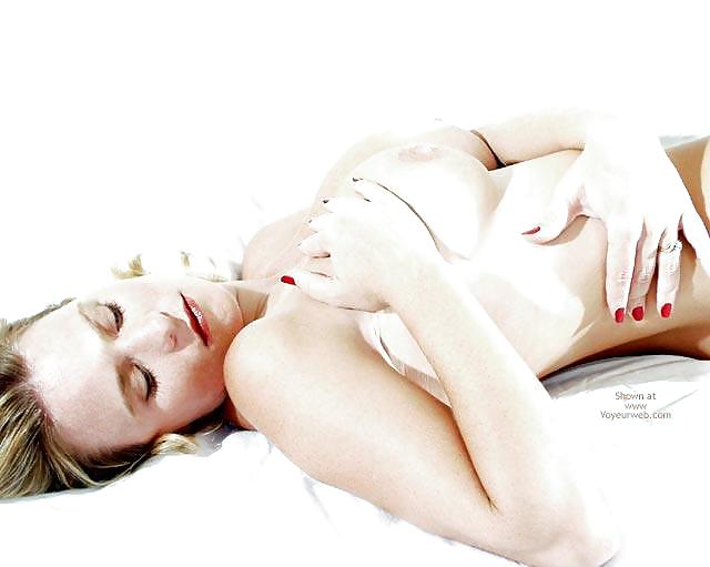 Labios rojos, uñas rojas
 #21513645