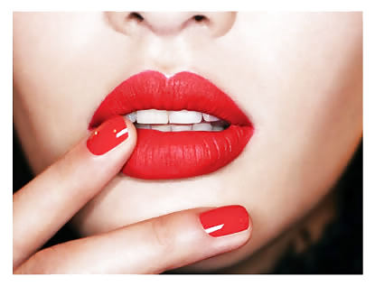 Labios rojos, uñas rojas
 #21513653
