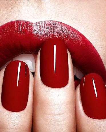 Labios rojos, uñas rojas
 #21513661