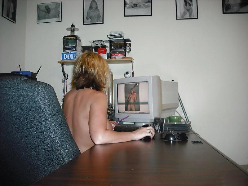 コンピュータの前で裸の素人
 #7781937
