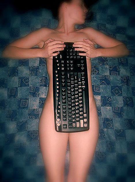 コンピュータの前で裸の素人
 #7782634