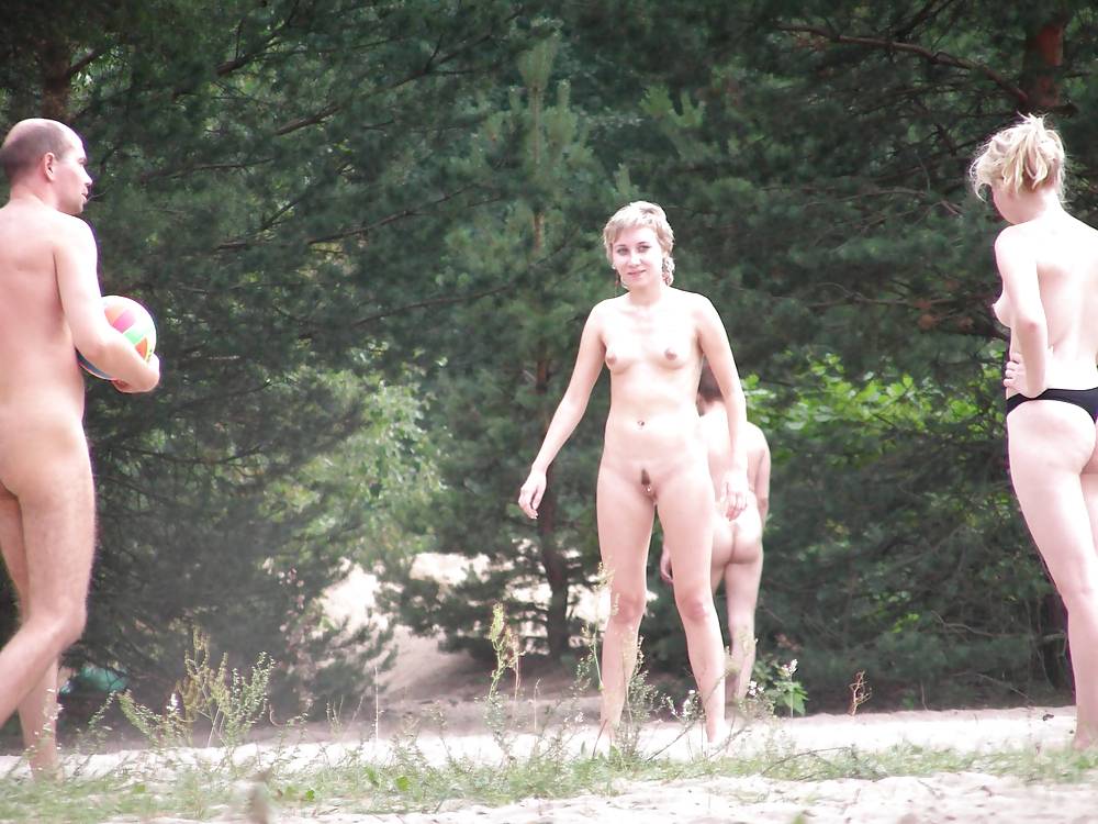 Nenas de playa desnudas
 #2779702