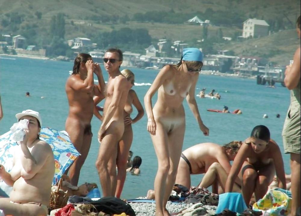 Ragazze nude sulla spiaggia
 #2779806