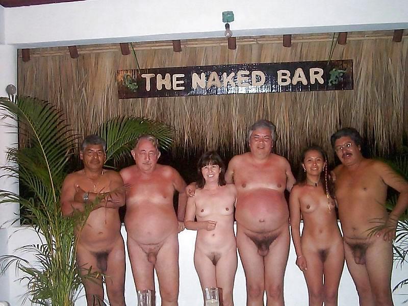 Ragazze nude sulla spiaggia
 #2779814