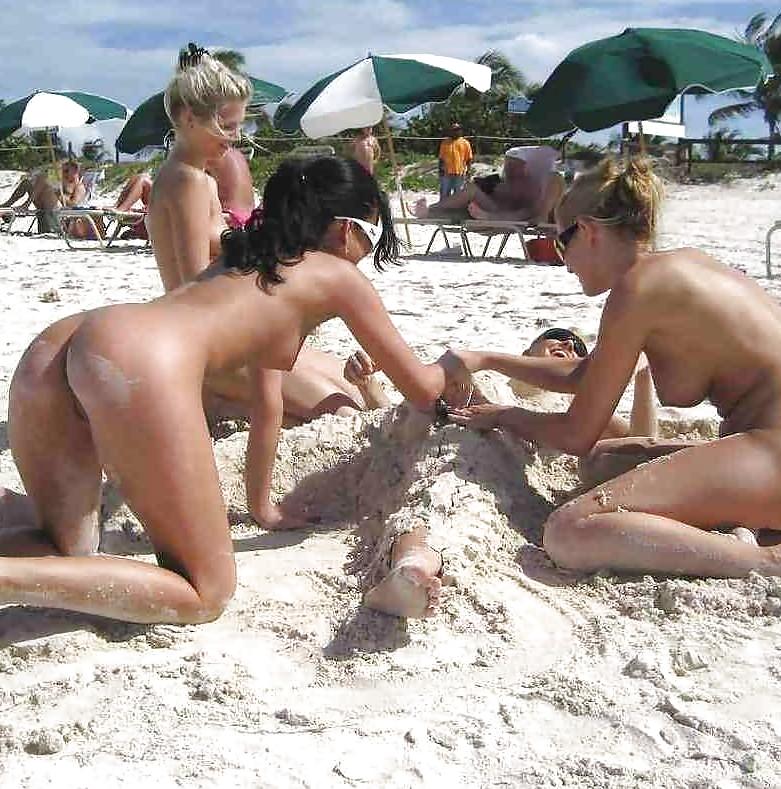 Ragazze nude sulla spiaggia
 #2779821