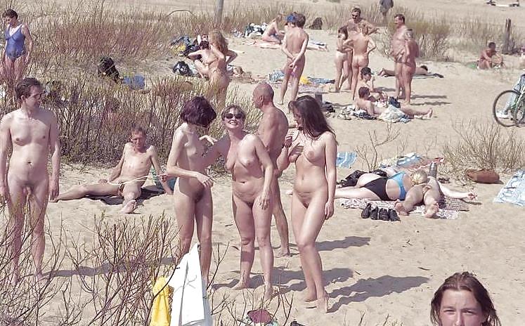 Ragazze nude sulla spiaggia
 #2779839