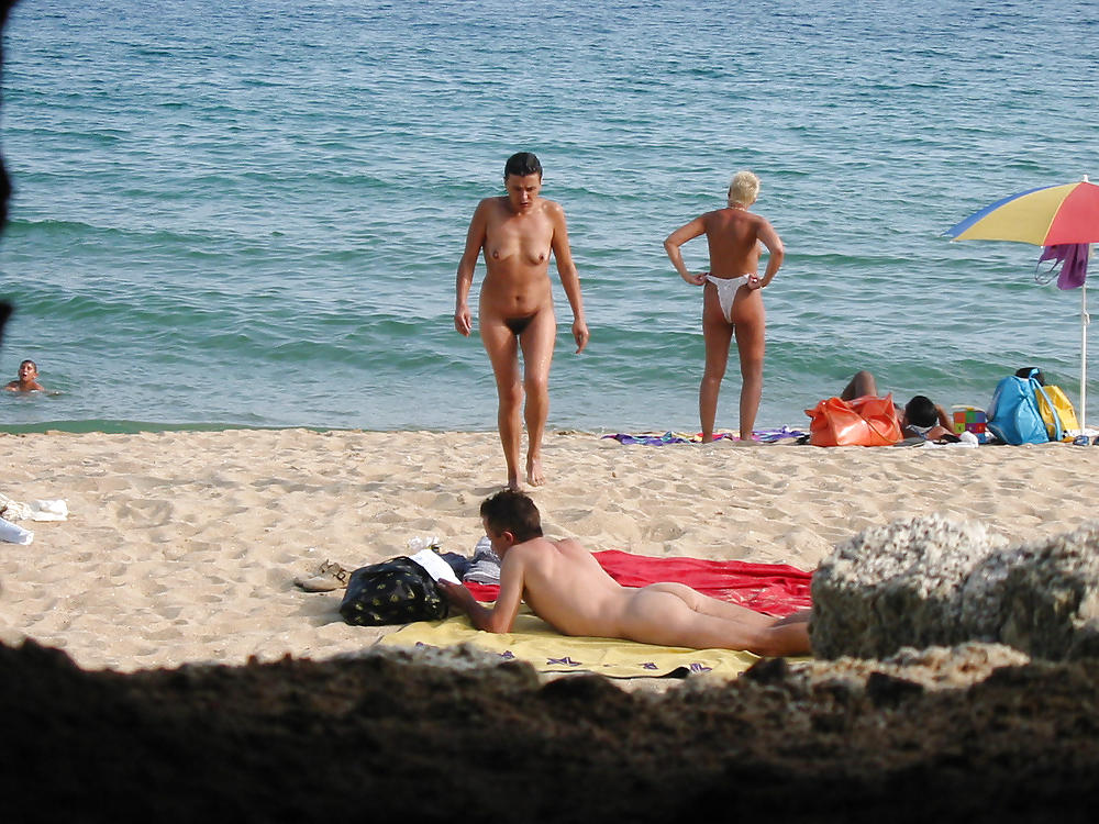 Ragazze nude sulla spiaggia
 #2779859