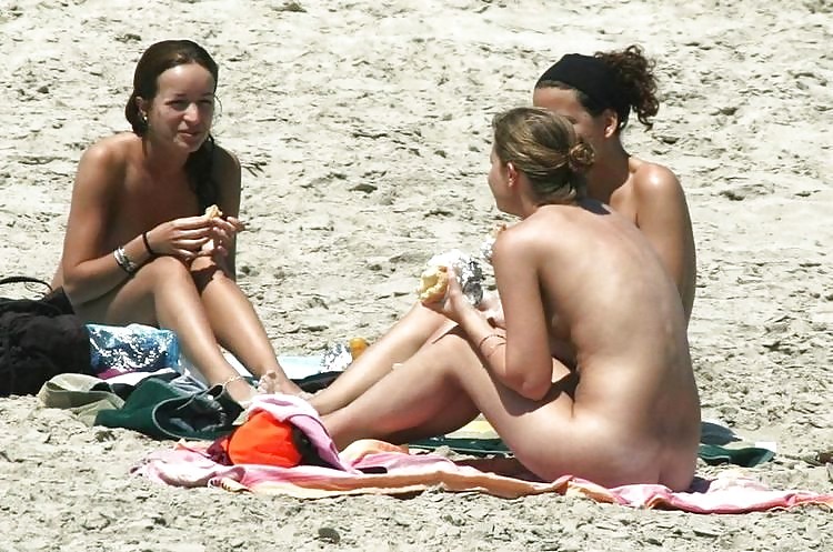 Ragazze nude sulla spiaggia
 #2779879