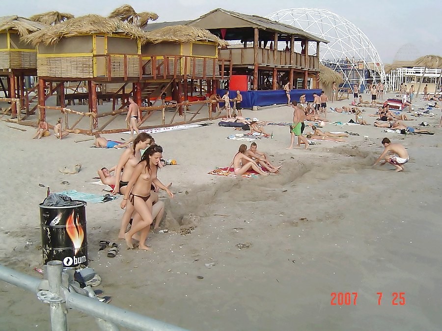 Ragazze nude sulla spiaggia
 #2779911