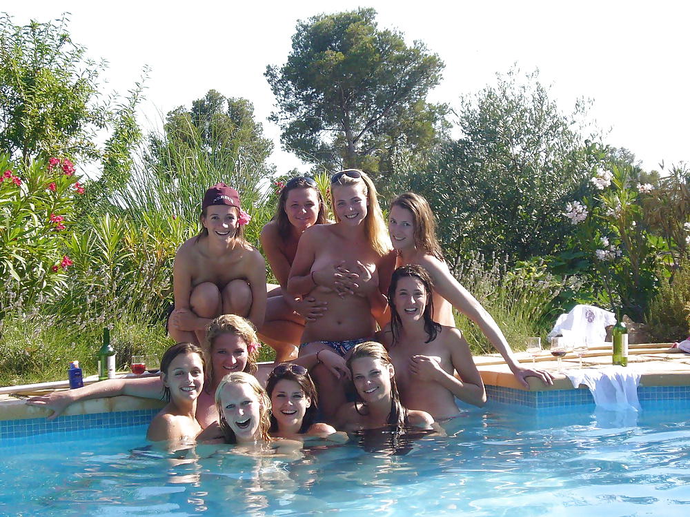 Holandesas jóvenes fiesta en la piscina
 #20442056