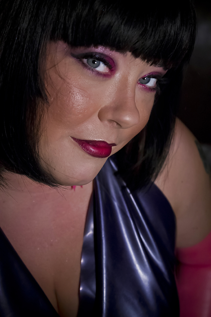 Tina SNUA In Latex Gekleidet Das Rauchen Von Zigaretten Und Zigarren #22586873