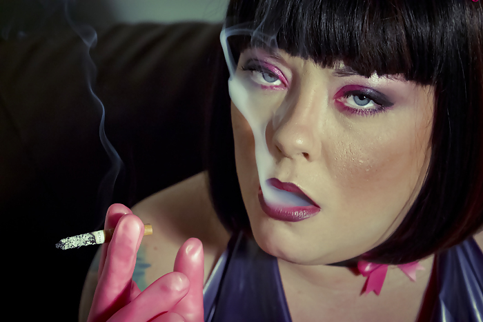 Tina SNUA Habillé En Latex Et Fumer Des Cigarettes Et Cigares #22586932