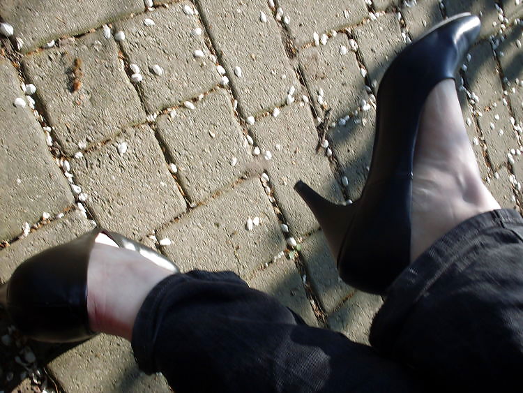 Mit schwarzen Pumps raus in die Sonne