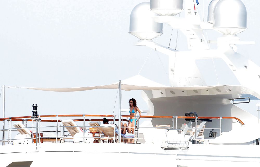 Rihanna - En Bikini Bleu Sur Yacht St Tropez #5324553