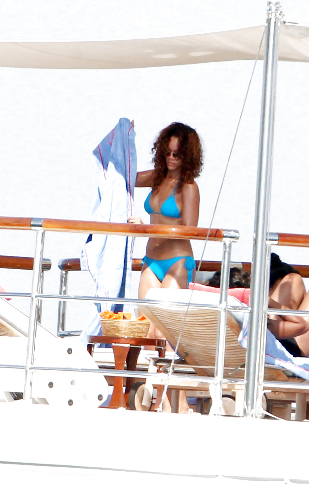 Rihanna - en bikini azul en yate en st tropez
 #5324566