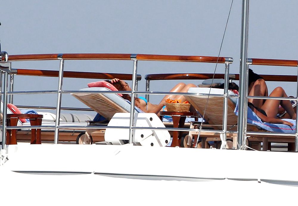 Rihanna - en bikini azul en yate en st tropez
 #5324575