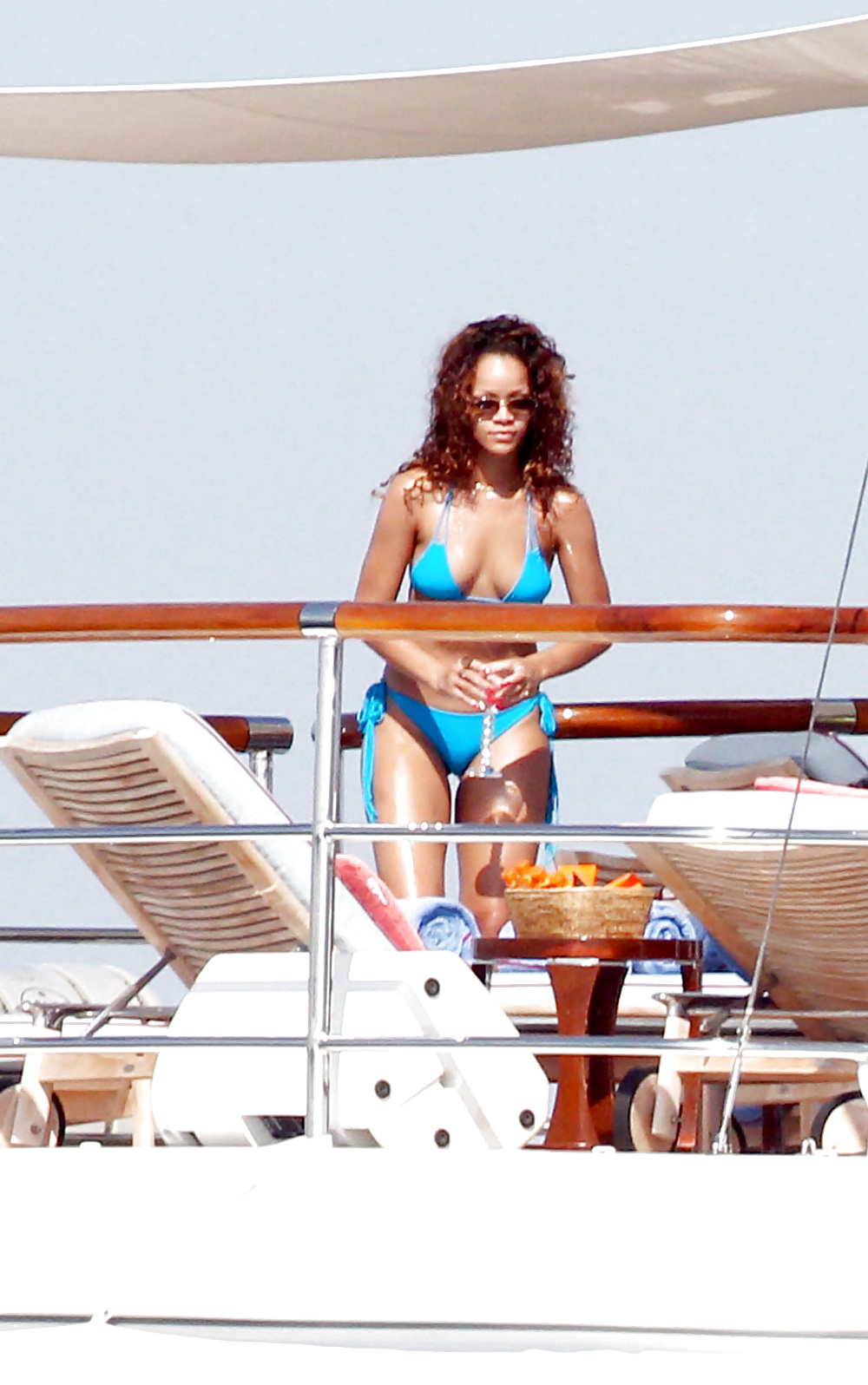 Rihanna - en bikini azul en yate en st tropez
 #5324669