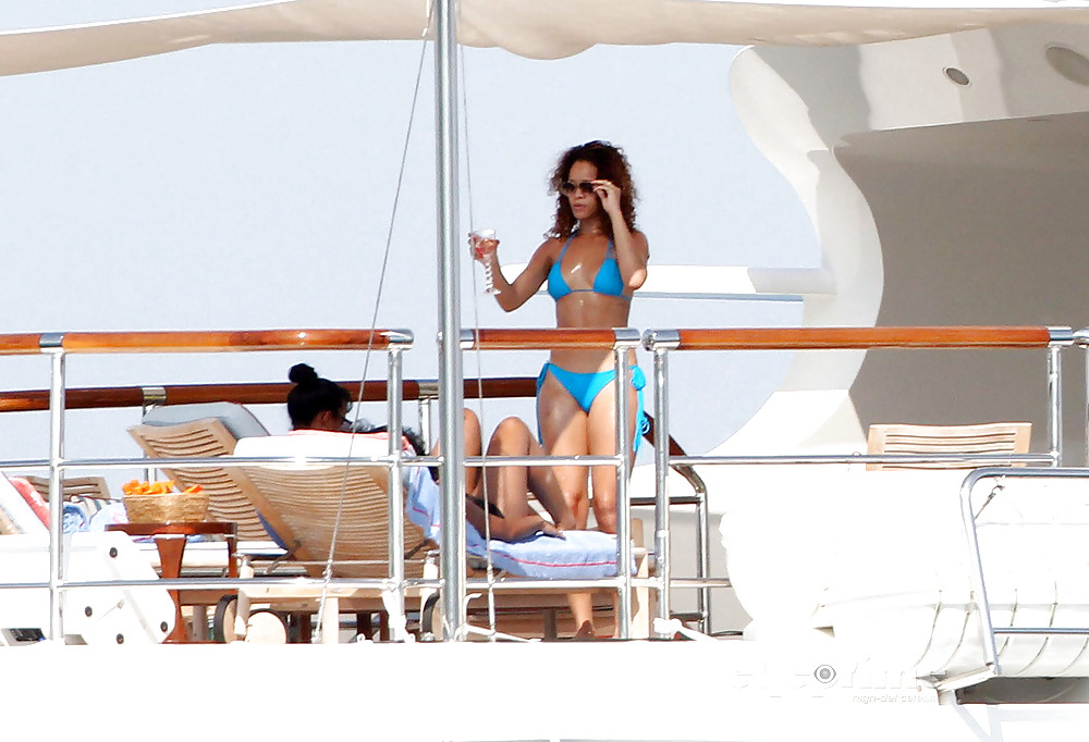 Rihanna - en bikini azul en yate en st tropez
 #5324748