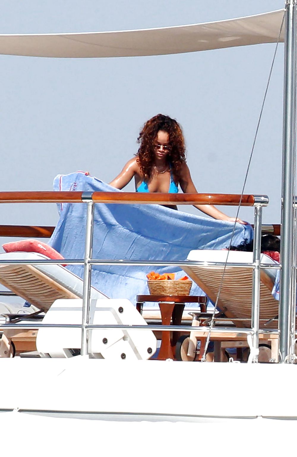 Rihanna - en bikini azul en yate en st tropez
 #5324881