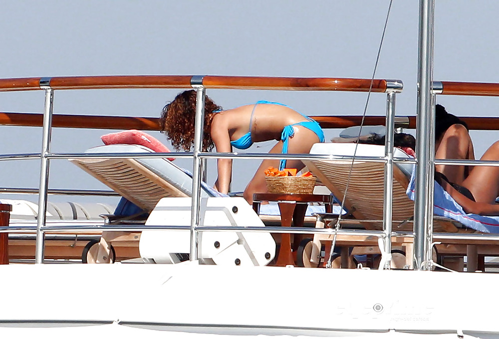 Rihanna - in bikini blu sullo yacht a st tropez
 #5324911